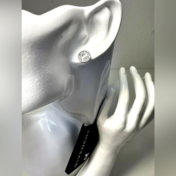 AUTH BNWOT GIVENCHY PARIS LOGO STUD FASHION JEWELRY EARRINGS SILVER SOLITAIRE - Picture 1 of 3